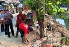 Pemkot Tangerang Tertibkan Bangunan Liar di Saluran Irigasi Sipon