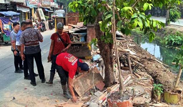 Pemkot Tangerang Tertibkan Bangunan Liar di Saluran Irigasi Sipon