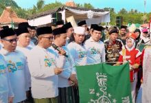Hari Santri, Andra Soni Melepas Jalan Sehat Sarungan di Labuan