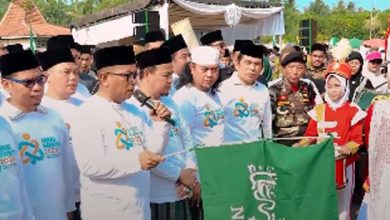 Hari Santri, Andra Soni Melepas Jalan Sehat Sarungan di Labuan